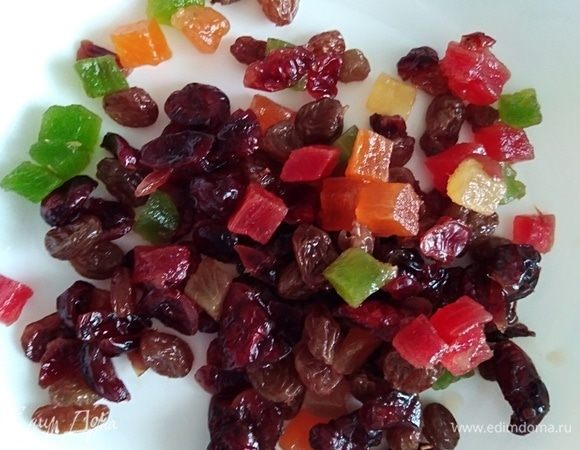 Сухофрукты замочить в крепком чае или алкоголе. Оставить на 30 минут, слить жидкость, обсушить. Обвалять в муке.