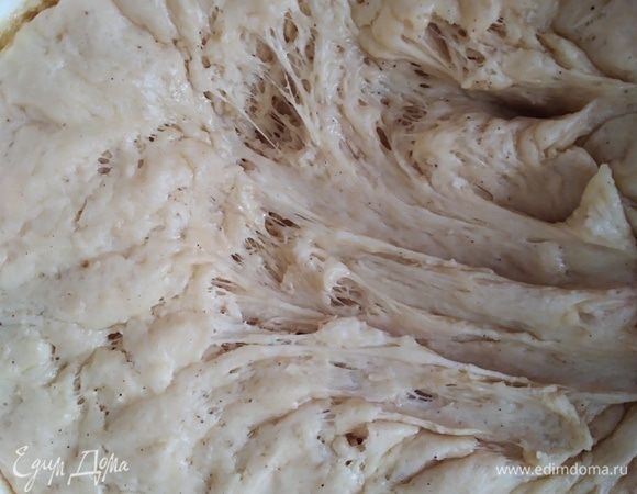 Тесто должно увеличиться минимум в 2 раза. Вот такое пышное. Ввести сухофрукты. Распределить их по всему тесту.