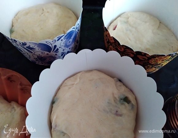 Духовку разогреть до 190°С. Разложить куличи по формочкам. Я использую бумажные, их не нужно смазывать. Заполнять формы следует не больше чем наполовину. Оставить в теплом месте на 45 минут.