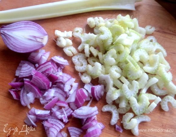 Нарезать мелко лук и сельдерей.
