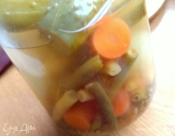 Вот из такого ассорти. Или используем огурчики.