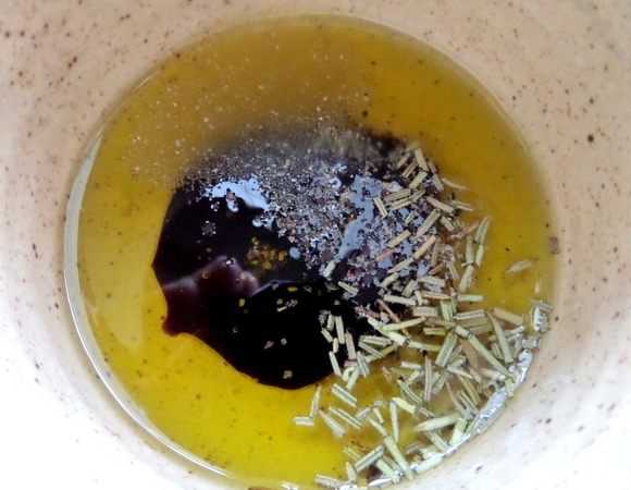 Смешать все для заправки.