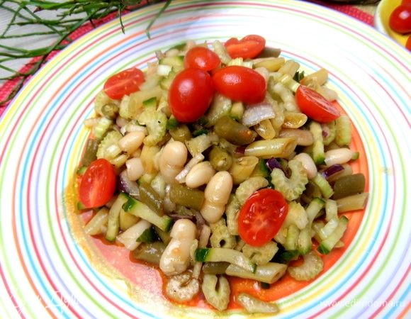 Украсить помидорками салат сверху.