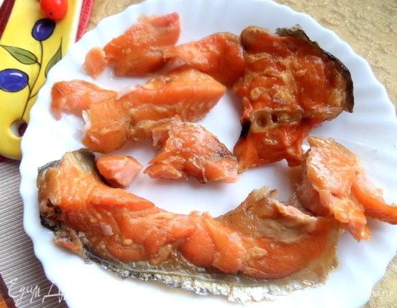 Копченого лосося отделить от кожицы и костей.