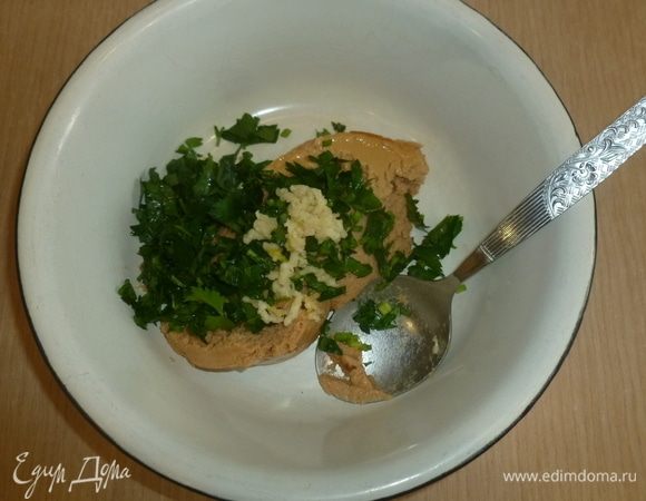 В миску выложить паштет из тунца ТМ «Магуро». Пропустить через пресс чеснок. Добавить нарезанную петрушку.