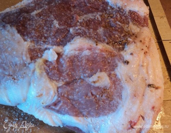 Натерли ножку солью крупного помола с толченым перцем черным, пусть отдыхает.