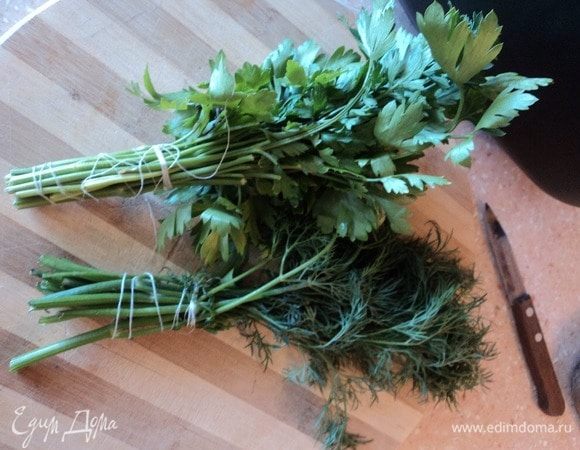 Зелень моем-режем. Кроме петрушки и укропа, базилик и кинза к мясу хороши.
