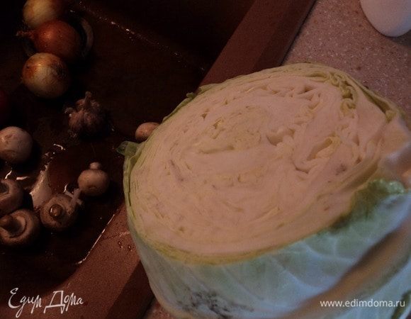 Капуста белокочанная. Спаситель:) Нужную влагу дает в печке мясу, чтобы томилось, жирок лишний отнимает на себя, стоит копейки, всегда есть.