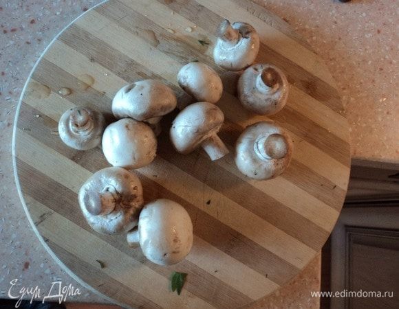 Начинаем помаленьку все нарезать и укладывать в казан. Так сказать, «шубу кроим»:)