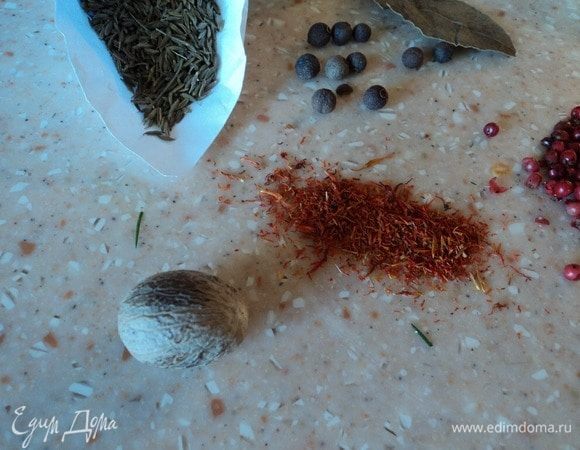 Ибо ножка уже в соли-перце належалась чуток, нужно добавить на нее шафран, перчик, зиру (подавить ее в руках хорошенько, дабы аромат пустила), лаврушки и ножом мускатный орех покрошить слегка.