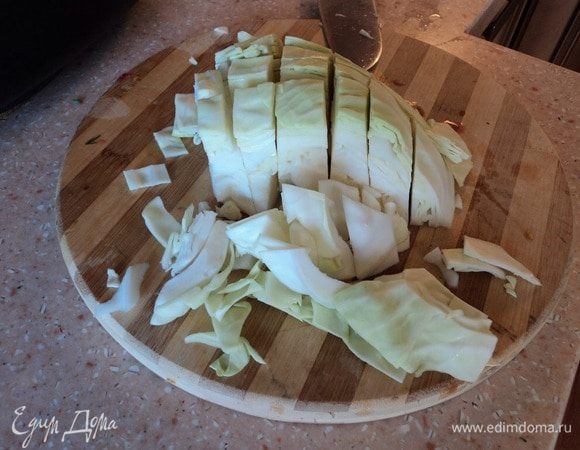 Ножку уложили на нижнюю часть «шубки», и начинаем «верх кроить».