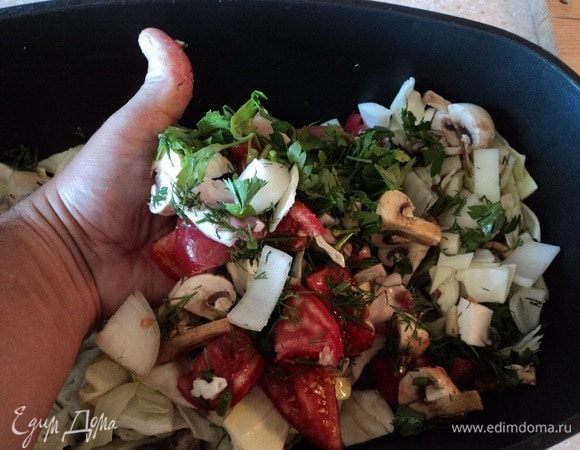 В верхней части, собственно, от «нижней выкройки» все то же берем, но капусту обязательно добавляем.