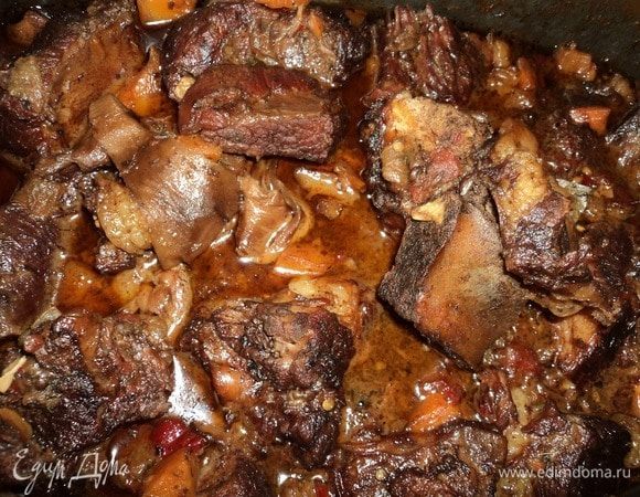 Ну, и в духовку с закрытой крышкой. Первый час температуру на 240–250°С. Дабы соки все пустило и «запарило». Потом — на 160–170°С, и так вот томим часа 3 еще. Ориентир по времени общему — 1 час на 1 кг продукта. К концу крышку открыть, снова температуру до предела (можно и гриль верхний, если есть в духовке), чуть поджарить.