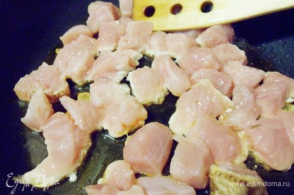Выложить кусочки филе к специям на сковороду.