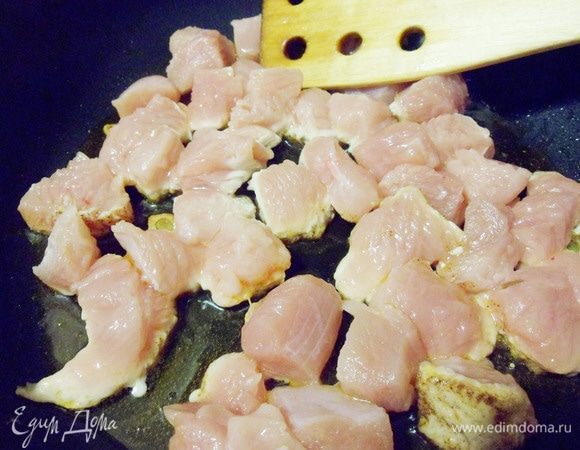 Выложить кусочки филе к специям на сковороду.