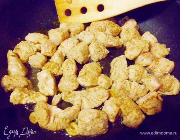 Перемешать и жарить, периодически помешивая, до готовности.