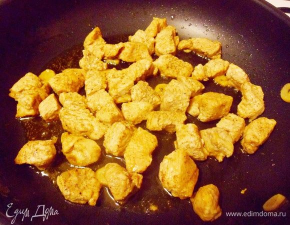 Готовое пряное филе индейки оставить на сковороде, накрыть крышкой и сохранять теплым до сервировки супа.