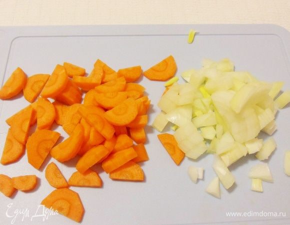 Очищенные лук и морковь нарезать произвольными некрупными кусочками.