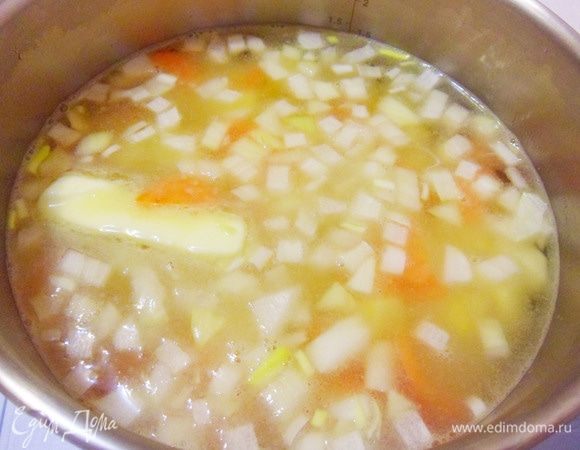 Все овощи сложить в кастрюлю, залить 1–1,5 л кипятка, добавить кусочек сливочного масла. С ним овощи быстрее сварятся, и вкус супа будет более мягким. Накрыть кастрюлю крышкой, после закипания варить на среднем огне до полной готовности овощей.