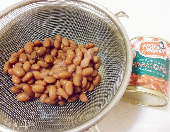 С фасоли в собственном соку ТМ «Фрау Марта» слить рассол.