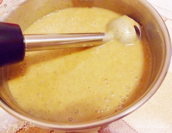 Пробить суп блендером до однородности. Добавить соль по вкусу. Затем кастрюлю с супом поставить на огонь и прогреть до первых бульков.