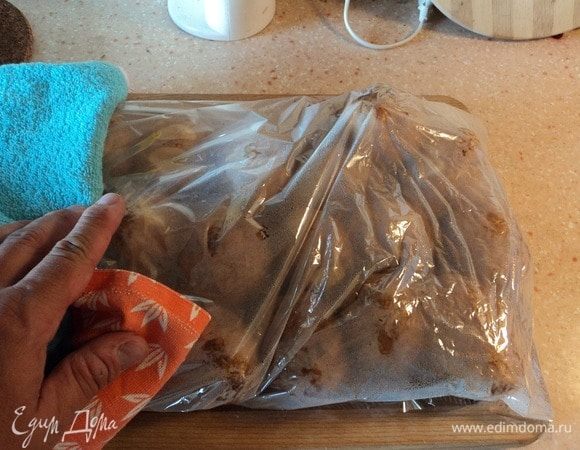 Да. Гарнир. Уверяю, любой:) К такой ароматной и нежнейшей ножке — любой. Например, картофель печеный — чего жару в духовке пропадать.