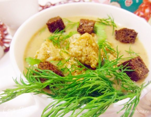 Разлить суп по тарелкам, добавить пряную индейку, чесночные гренки и зелень (по желанию).