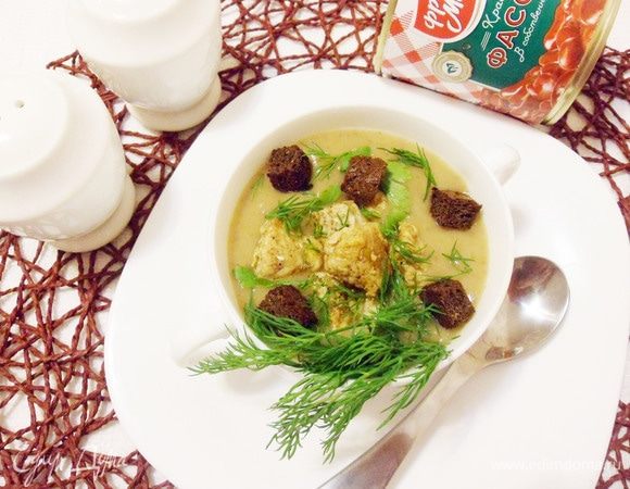 Фасолевый суп-пюре с чесночными гренками и пряной индейкой готов. Приятного аппетита! Угощайтесь!