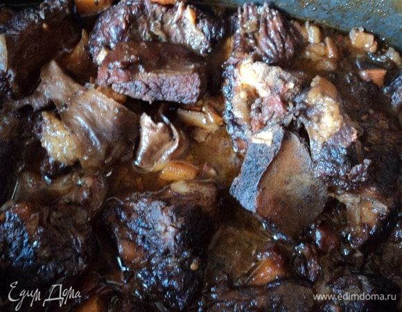 Тут мы опустили самый потрясающий момент:) Когда ножка из «шубки» достается готовая уже, на огромное блюдо кладется, режется на кусочки с придыханием. Приятного аппетита! (Думается, что и телячья ножка будет замечательна).