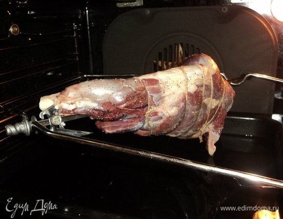 Если разрезали — шпагатом связали. И в духовку. 165°С — в самый раз, чтобы жарилось и томилось. Чтобы жирок выплавляющийся при готовке не горел внизу духовки (да и, если честно, так более парное приготовление мяса получается), под мясом противень большой с водой установить можно.
