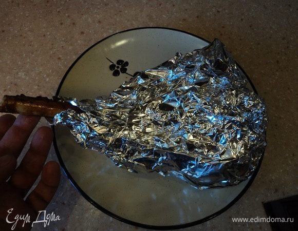 Когда чувствуем, что готово (вы почувствуете по аромату и по цвету мяска сверху), достаем из духовки, оборачиваем фольгой и даем полежать. Так мясо становится совершенно непередаваемо мягким, нежным и первозданно ароматным.