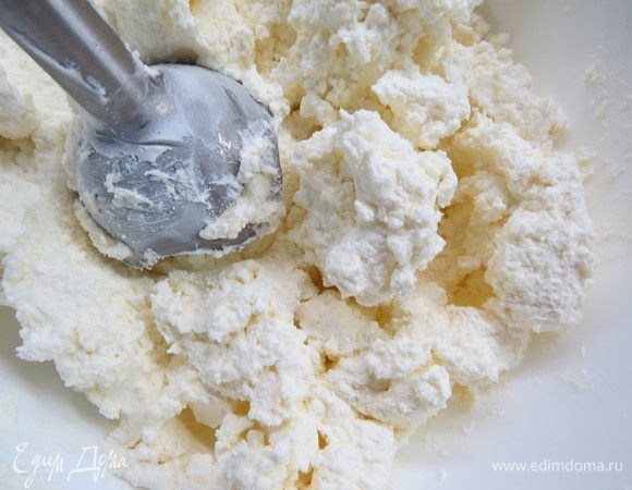 Творог и размягченное сливочное масло пробить блендером.