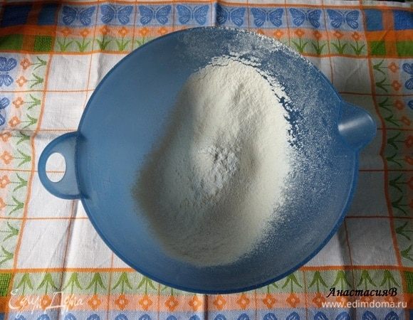 Разогреть духовку до 180°С. Муку просеять, смешать с разрыхлителем.