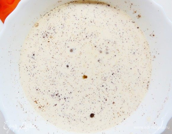 Добавить к яйцам с сахаром сливки, перемешать.