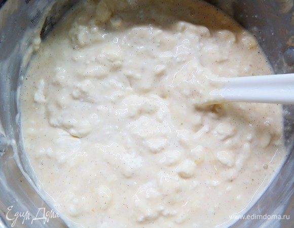 Яично-сливочную смесь соединить с творогом. Поставить на медленный огонь и уварить, постоянно помешивая, до первых пузырьков.