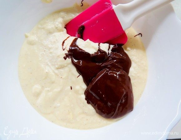 Шоколад растопить в микроволновке или на водяной бане по отдельности и ввести каждый вид шоколада в свою часть творожной массы.