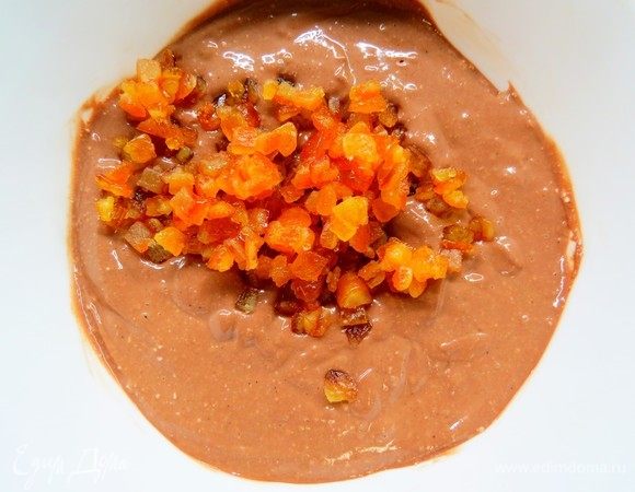 В массу с темным шоколадом добавить апельсиновые цукаты и перемешать.