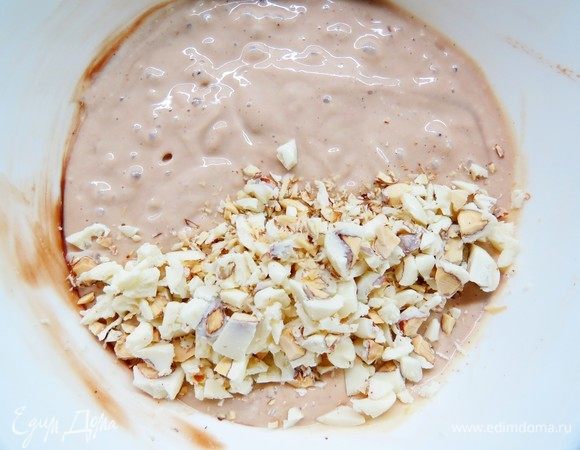 В массу с молочным шоколадом добавить предварительно измельченные орехи (у меня миндаль в белой глазури). В массу с белым шоколадом добавить кокосовую стружку.