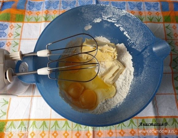 Добавить мягкое масло, яйца и сахар. Все перемешать миксером в течение 4-х минут.