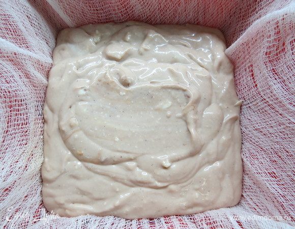 Поставить форму для пасхи вверх ногами в миску или тарелку. Форму для пасхи выстилаем марлей, стараясь чтобы складочки были только в углах формы. Выкладываем творожную массу слоями в застеленную марлей форму. Масса очень жидкая, это не страшно, потом стечет лишняя сыворотка и пасха отлично застынет. Сначала аккуратно выливаем массу с белым шоколадом, затем — с молочным и последний слой — с темным шоколадом.