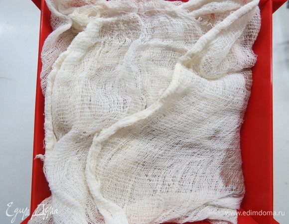 Аккуратно накрываем сверху марлей и кладем на марлю картонку или блюдце размером с форму. Поверх блюдца положить гнет и убрать в холод примерно на сутки. За это время с пасхи стечет лишняя сыворотка.