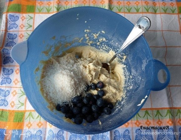 Добавить к тесту чернику и кокосовую стружку. Осторожно все перемешать ложкой.