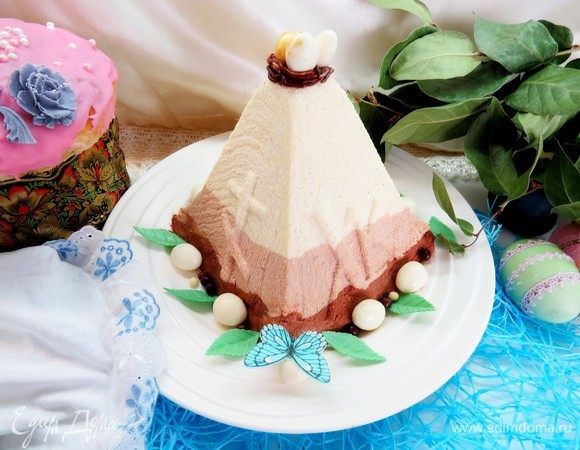 Через сутки с пасхи снять гнет и перевернуть ее на блюдо. Снять аккуратно форму и марлю. По желанию, украсить посыпкой или растопленным шоколадом. С праздником Светлой Пасхи!