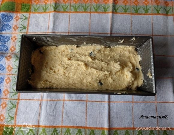 Выложить тесто в прямоугольную форму, смазанную маслом.