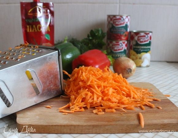 Моем, чистим морковь, трем на терке. 