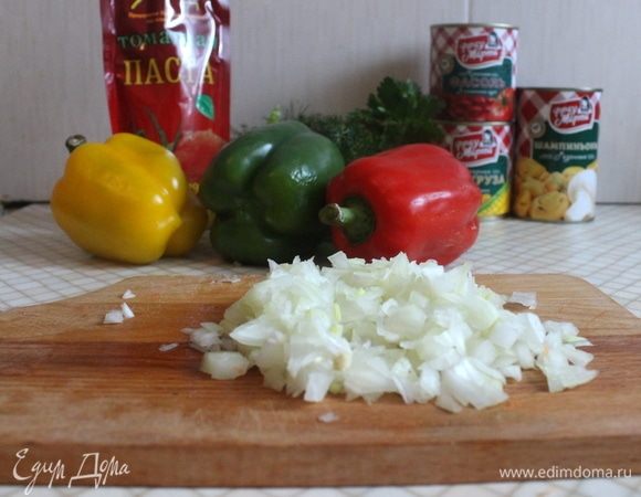 Режем кубиками лук.