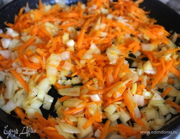 Обжариваем лук и морковь на сковороде.