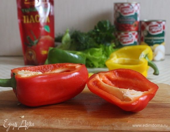 Разрезаем перцы на 1/3 в длину. Чистим внутренности. От меньшей части отрезаем по 1–2 см с краев, чтобы было похоже на парус.