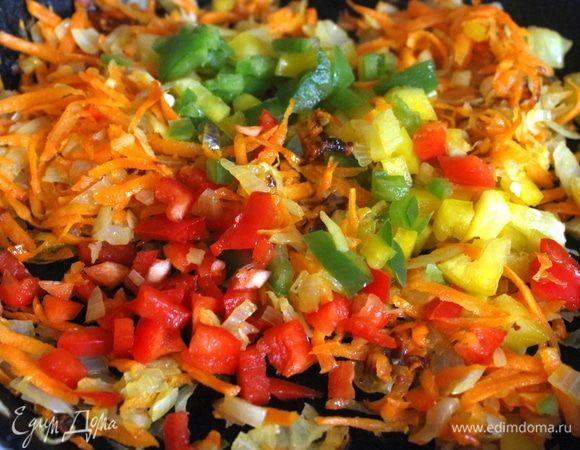 Обрезки перца от «паруса» мельчим и добавляем к морковке. Обжариваем.