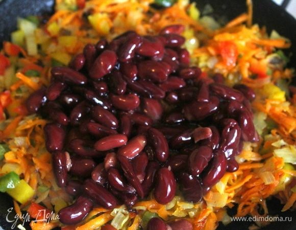 Открываем банку красной фасоли ТМ «Фрау Марта», добавляем на скороводу. 